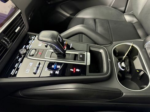 Certified 2023 Porsche Cayenne Platinum Edition image 23