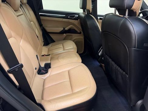 Used 2016 Porsche Cayenne w/ Premium Package AWD/4WD image 22