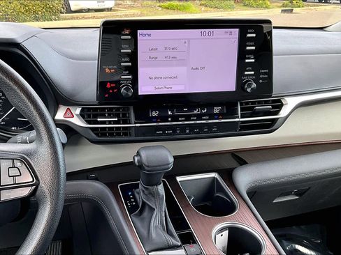 Used 2024 Toyota Sienna LE image 6