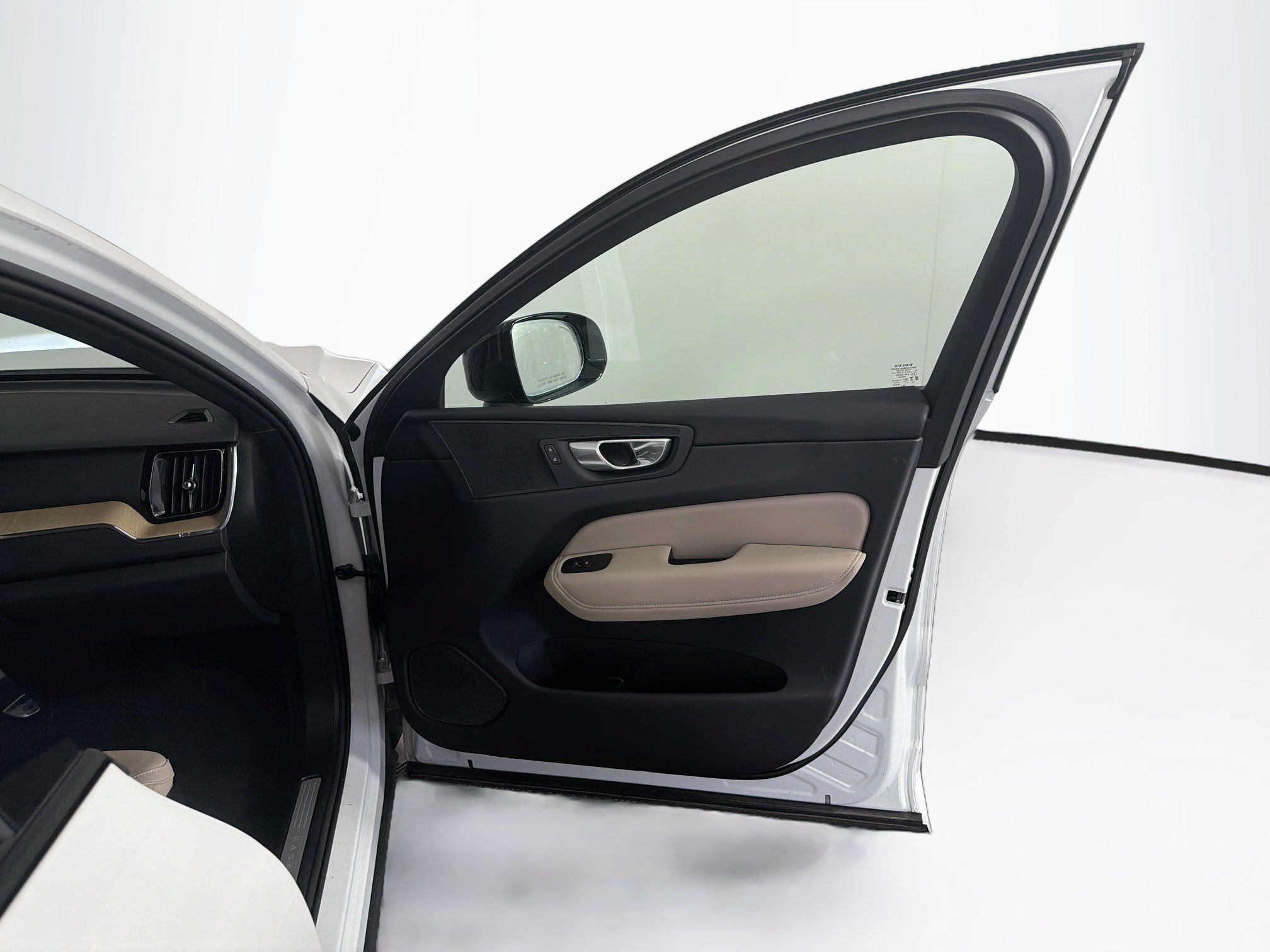 Used 2026 Volvo XC60 B5 Plus AWD/4WD image 35