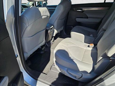 Used 2023 Toyota Highlander Platinum AWD/4WD image 18