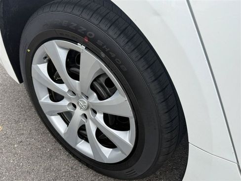 Used 2022 Toyota Corolla LE FWD image 9