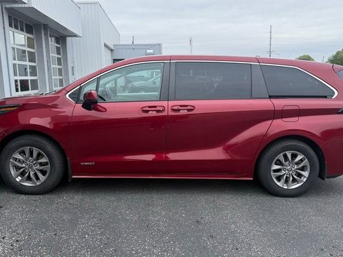 Used 2021 Toyota Sienna LE AWD/4WD image 1