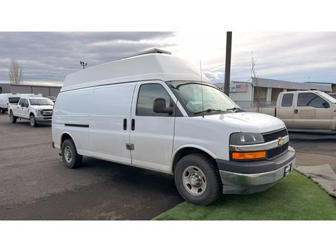 Used 2017 Chevrolet Express 2500 Extended RWD image 2