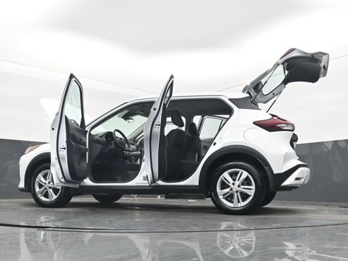 Certified 2025 Nissan Kicks Play S image 41