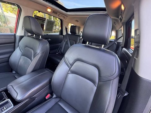 Certified 2024 Nissan Pathfinder SL w/ SL Premium Package FWD image 12