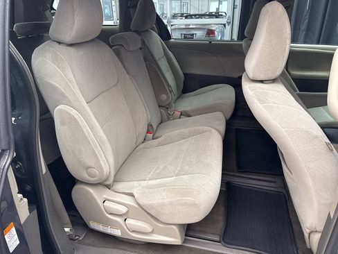 Used 2016 Toyota Sienna LE FWD image 22