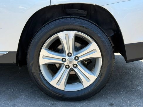 Used 2012 Toyota Highlander Limited w/ Tow Pkg FWD image 12