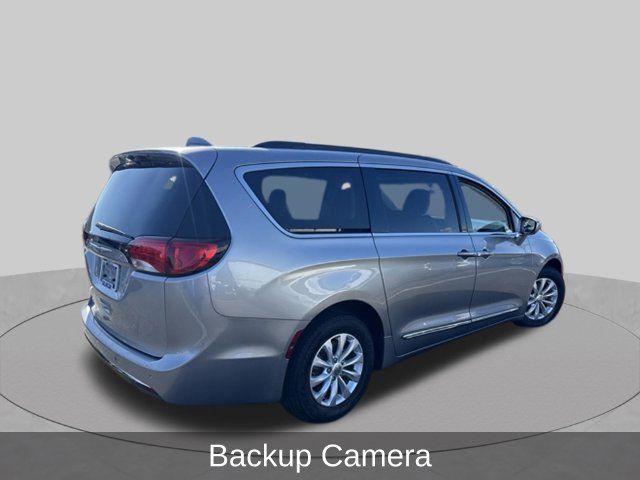 Used 2017 Chrysler Pacifica Touring-L FWD image 4