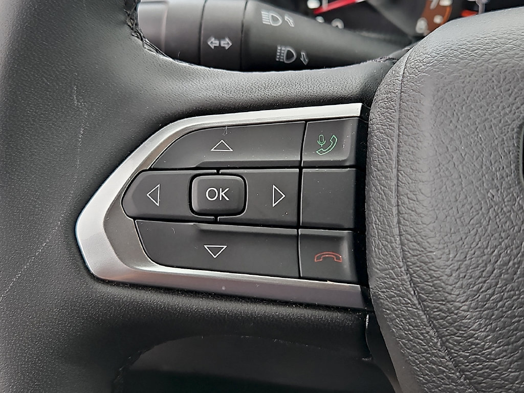 Used 2025 Jeep Compass Latitude w/ Convenience Group AWD/4WD image 22