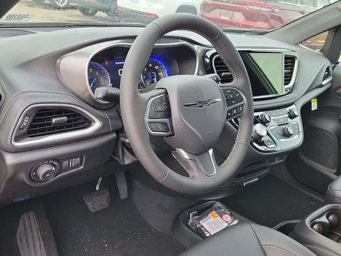 New 2026 Chrysler Pacifica Select image 8