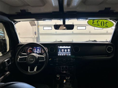 Used 2023 Jeep Gladiator Overland image 31