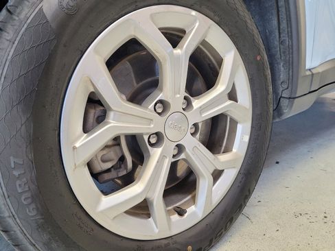 Used 2024 Jeep Compass Latitude image 31