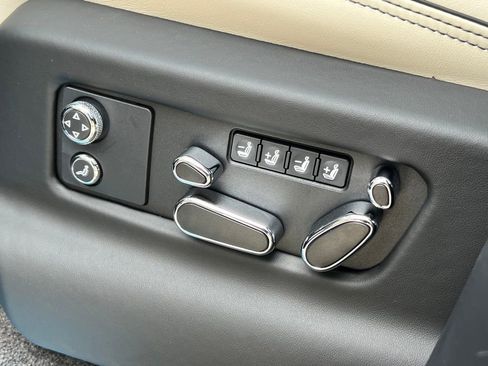 Used 2025 Bentley Bentayga AWD/4WD image 43