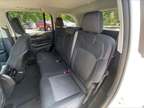 Used 2023 Jeep Grand Cherokee Laredo AWD/4WD image 25
