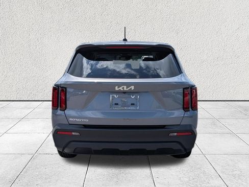 Used 2023 Kia Sorento LX FWD image 4