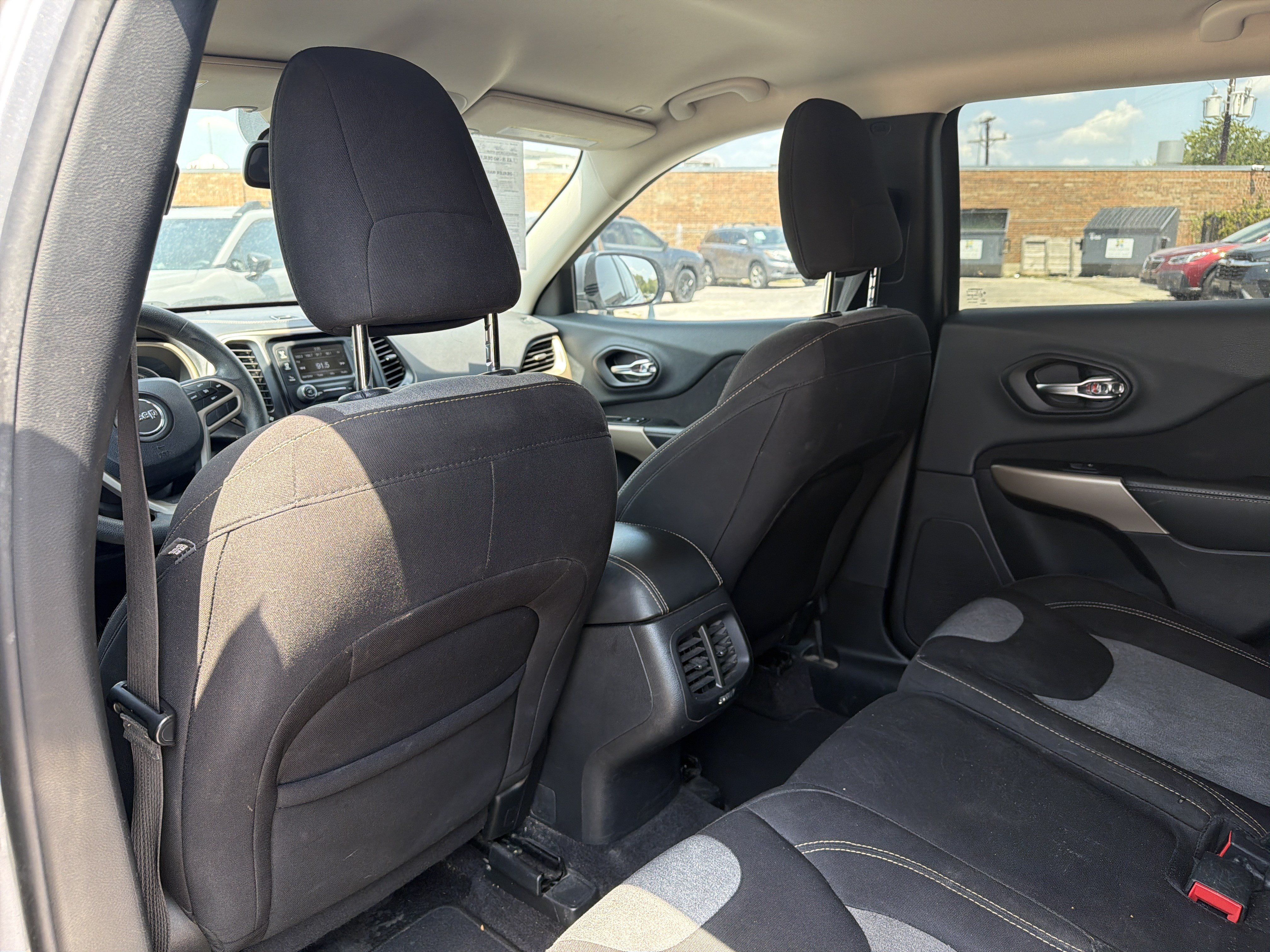 Used 2018 Jeep Cherokee Latitude FWD image 24