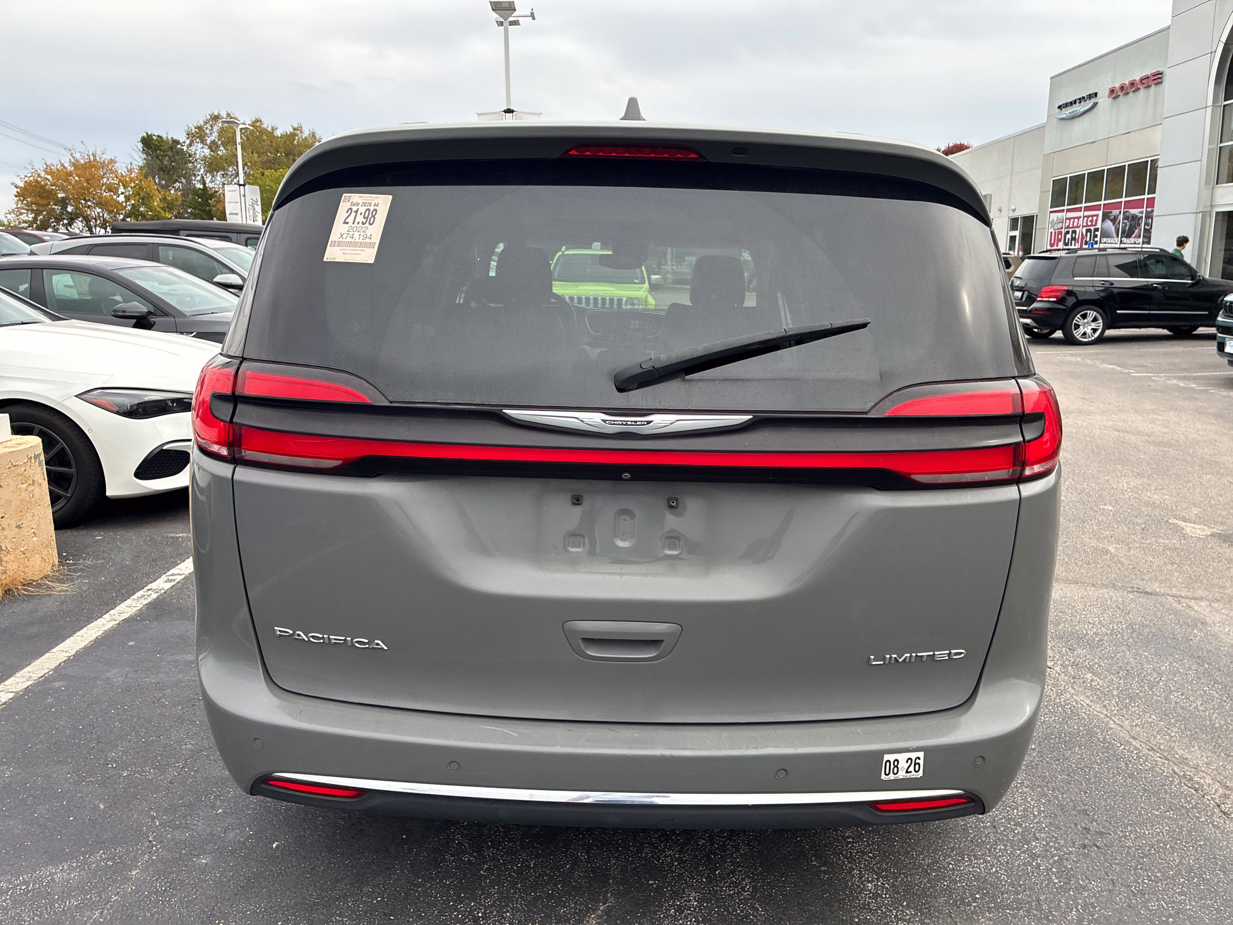 Used 2022 Chrysler Pacifica Limited FWD image 4