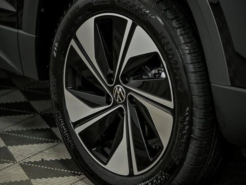 New 2025 Volkswagen Taos SE image 3