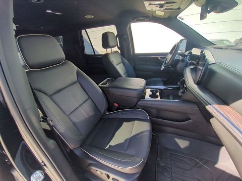 Used 2025 Chevrolet Tahoe Premier AWD/4WD image 36