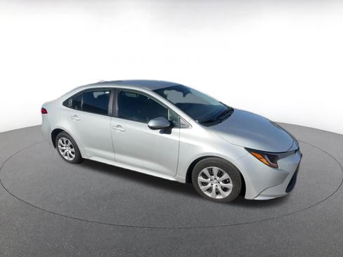 Used 2025 Toyota Corolla LE image 2