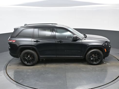 Used 2025 Jeep Grand Cherokee Altitude image 38