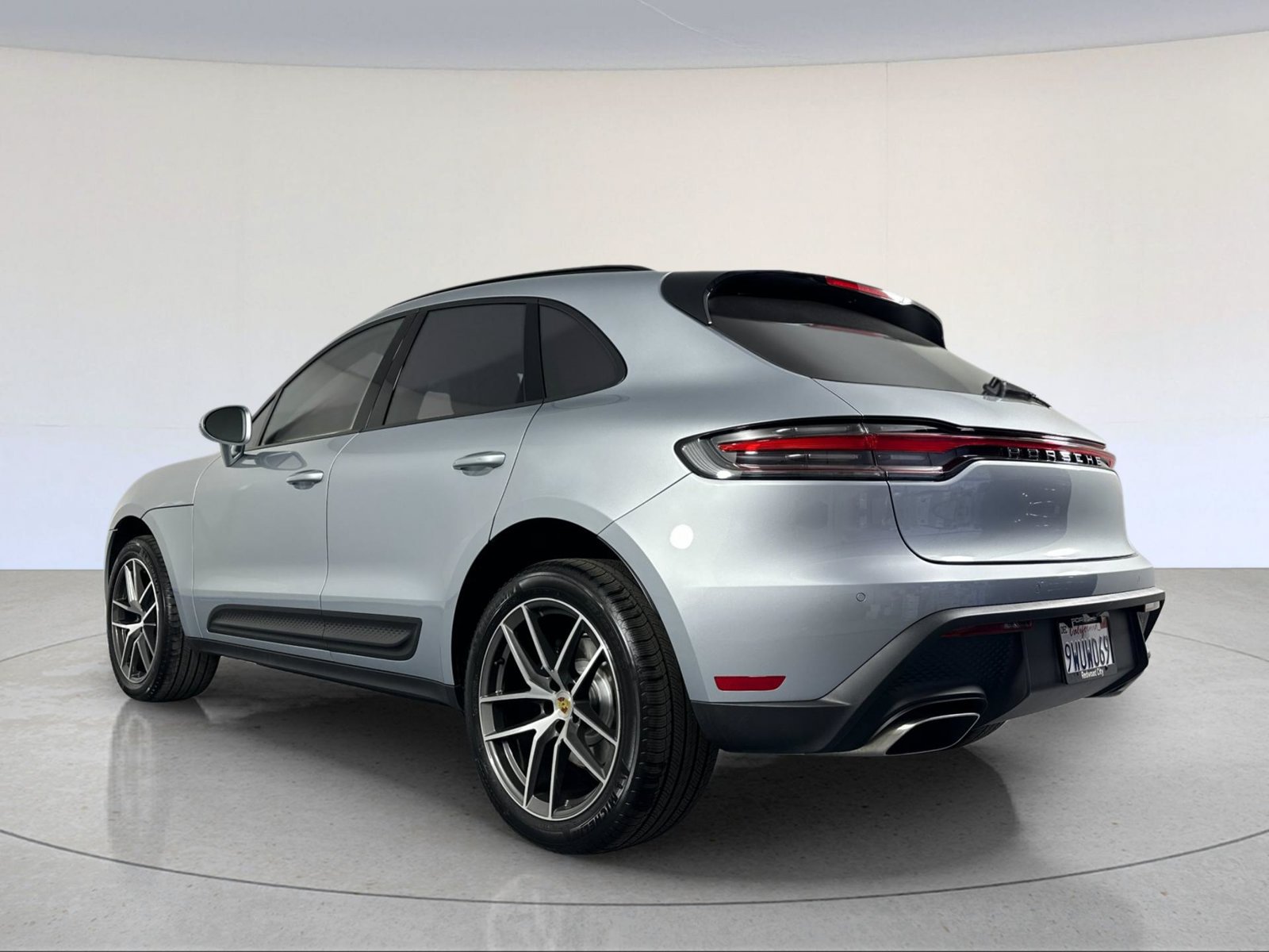 Certified 2026 Porsche Macan AWD/4WD image 3