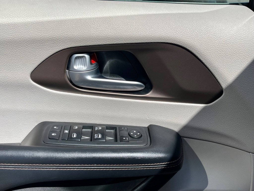 Used 2018 Chrysler Pacifica Touring-L FWD image 30