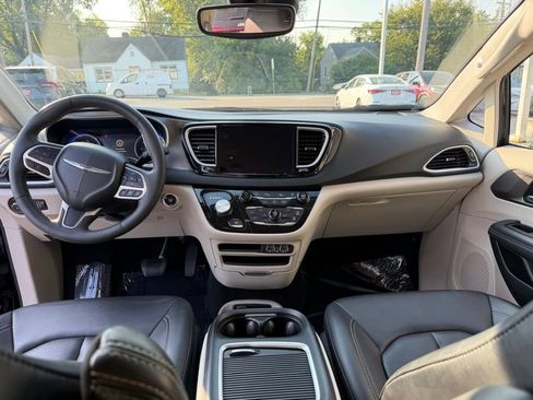 Used 2024 Chrysler Pacifica Touring-L FWD image 20