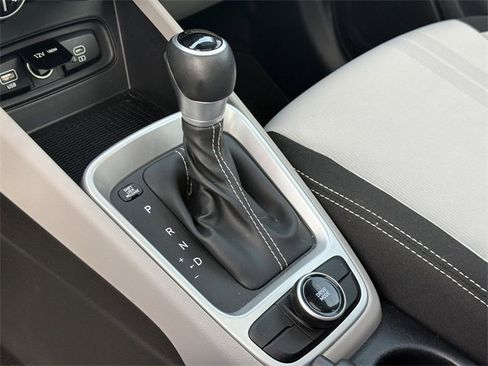 Used 2023 Hyundai Venue SEL image 32