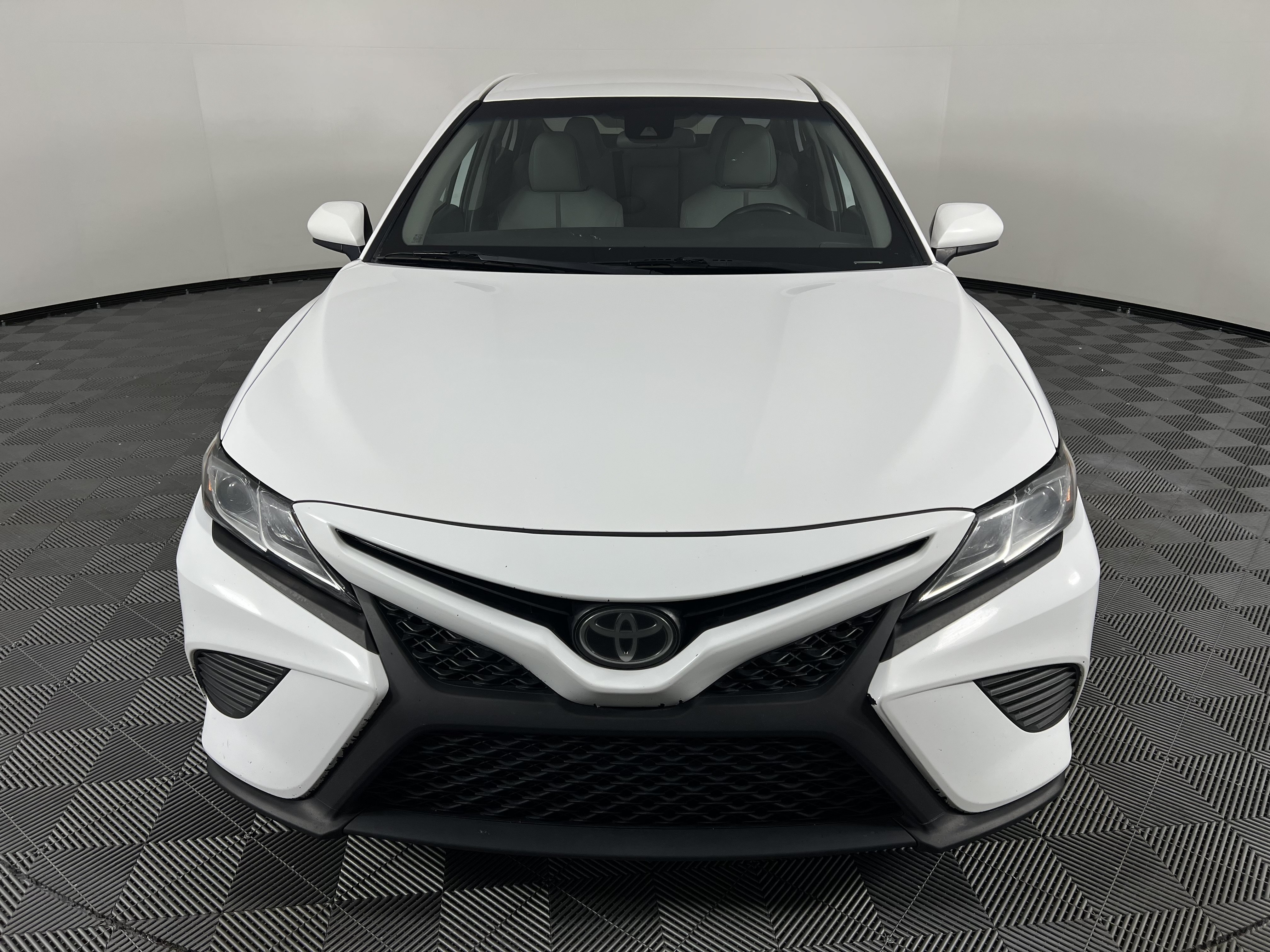 Used 2019 Toyota Camry SE FWD image 5