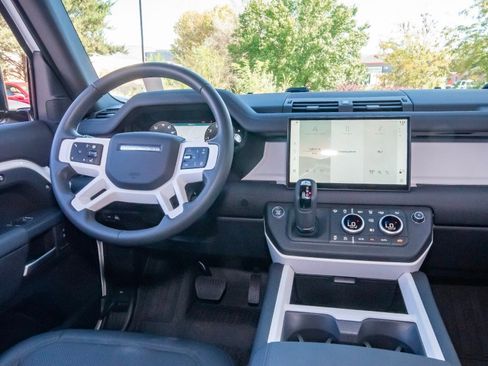 Used 2025 Land Rover Defender 90 S image 39