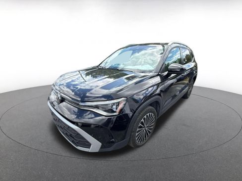 Used 2025 Volkswagen Taos SE image 4