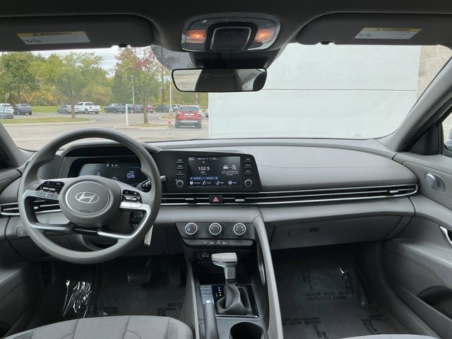 Used 2024 Hyundai Elantra SE FWD image 17
