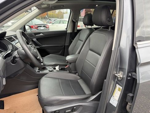 Used 2020 Volkswagen Tiguan SE w/ Panoramic Sunroof Package image 7