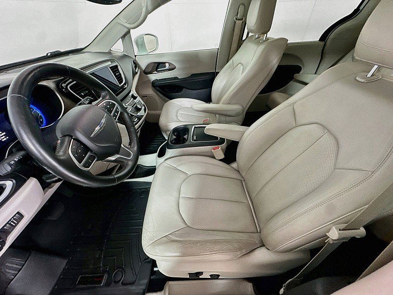 Used 2019 Chrysler Pacifica Touring-L Plus w/ Advanced Safetytec Group FWD image 11