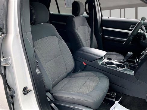 Used 2017 Ford Explorer XLT FWD image 8