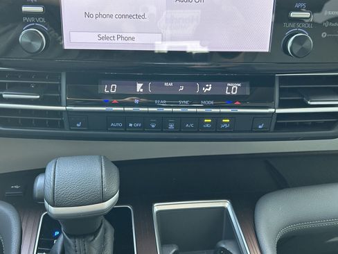 Used 2023 Toyota Sienna XLE FWD image 26