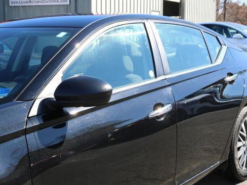 Used 2024 Nissan Altima 2.5 SV image 3