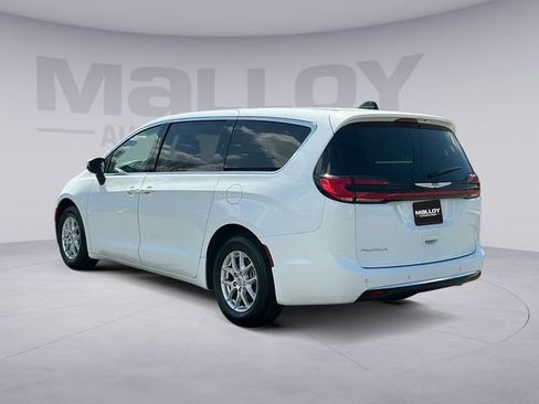 Used 2023 Chrysler Pacifica Touring-L image 3