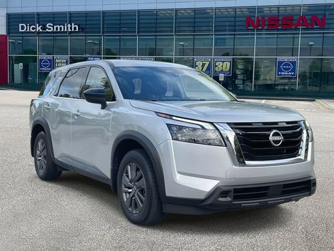 Used 2024 Nissan Pathfinder S image 1