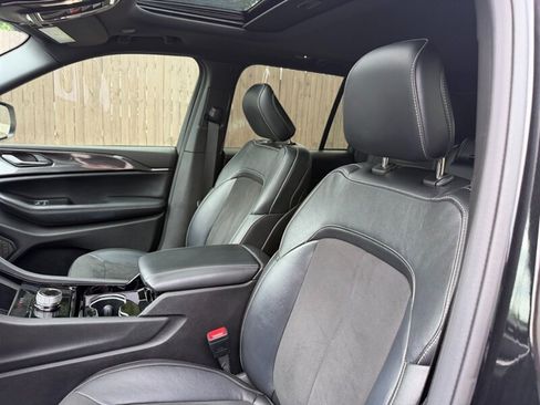 Used 2023 Jeep Grand Cherokee Altitude AWD/4WD image 20