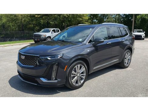 Used 2023 Cadillac XT6 Premium Luxury w/ Technology Package FWD image 4