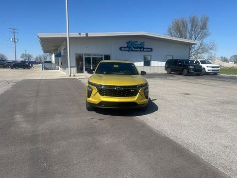 Used 2024 Chevrolet Trax RS w/ Sunroof Package image 3