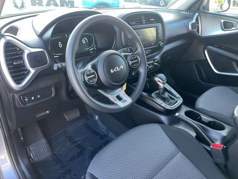 Used 2025 Kia Soul LX w/ LX Technology Package FWD image 20