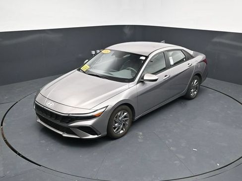 Used 2024 Hyundai Elantra SEL FWD image 41