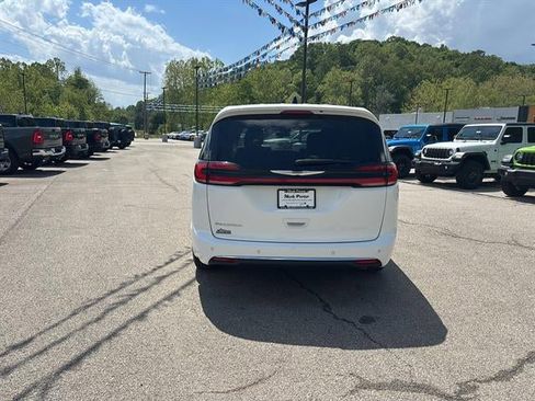Used 2023 Chrysler Pacifica Touring-L FWD image 6