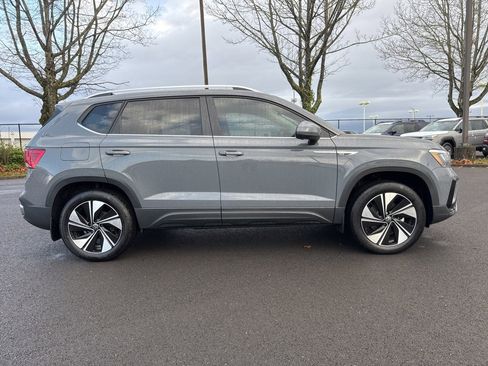 Used 2024 Volkswagen Taos SE w/ Panoramic Sunroof Package image 8