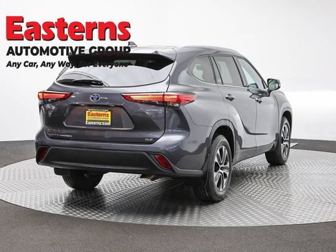 Used 2022 Toyota Highlander XLE AWD/4WD image 5