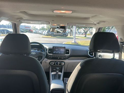 Used 2025 Hyundai Venue SEL FWD image 17
